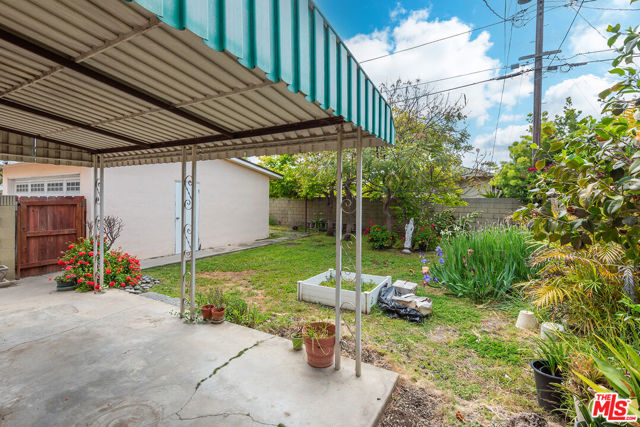 12926 Bonaparte Avenue, Los Angeles CA: https://media.crmls.org/mediaz/e8228dbe-f479-43fd-bdcb-4b5a13ebb9cb.jpg