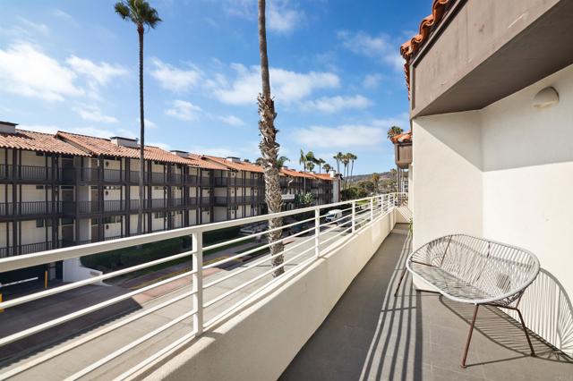 Detail Gallery Image 5 of 27 For 2110 Avenida De La Playa #C,  La Jolla,  CA 92037 - 3 Beds | 2/1 Baths
