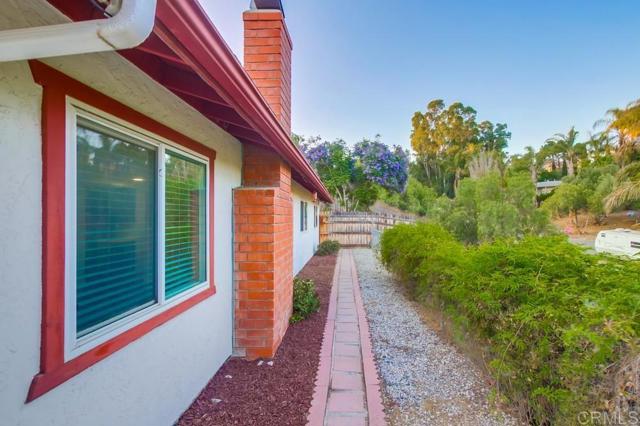 444 Victoria Place, Vista CA: https://media.crmls.org/mediaz/e8230ce5-fe63-40f2-a205-5fd1b2ef54a6.jpg