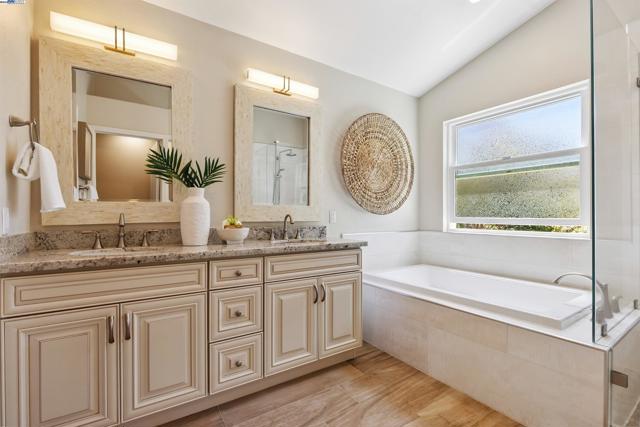 1687 Silverwood Ct, Danville CA: https://media.crmls.org/mediaz/e82356aa-49bc-487a-855e-3c5b429d4283.jpg