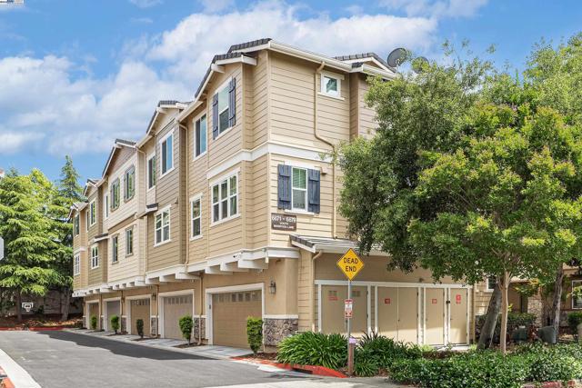 6677 S Mariposa Ln, Dublin CA: https://media.crmls.org/mediaz/e823e102-ecbb-4ffd-988c-b093614bf03c.jpg