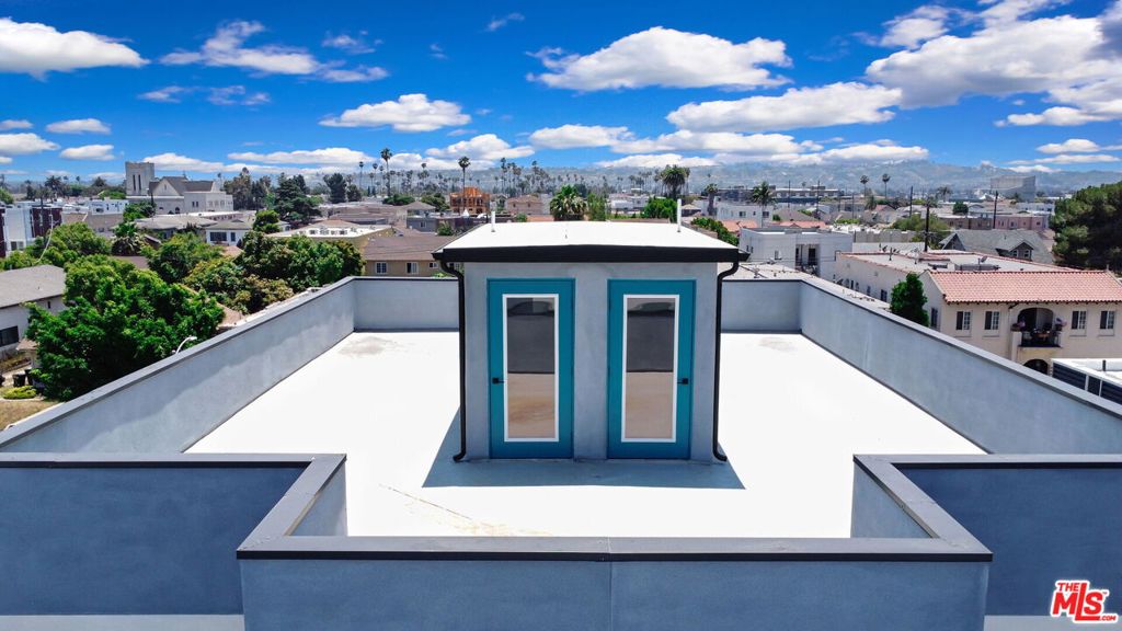 https://media.crmls.org/mediaz/e82526a2-43de-4b8c-b3be-5f5d24131b65.jpg?preset=X-Large