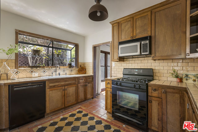 6105 Mount Angelus Drive, Los Angeles CA: https://media.crmls.org/mediaz/e826b0d8-a425-42ca-985a-b22ff1742a8a.jpg