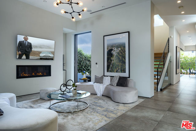 8356 W 4th Street, Los Angeles CA: https://media.crmls.org/mediaz/e826c4ba-5979-48d2-81a7-67b71cfce48f.jpg
