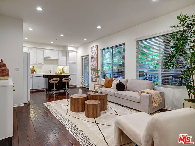 6020 S Seabluff Drive, Playa Vista CA: https://media.crmls.org/mediaz/e82814f0-4117-4a7b-a135-c0dd9f78d8e1.jpg