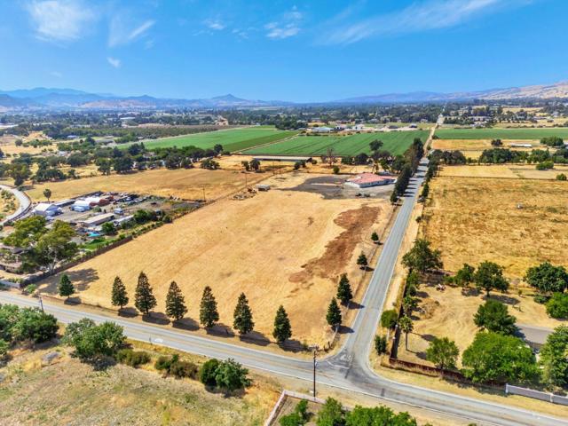 10055 Foothill Avenue, Gilroy CA: https://media.crmls.org/mediaz/e829227c-ca70-42b4-8e6d-b289c53cce84.jpg