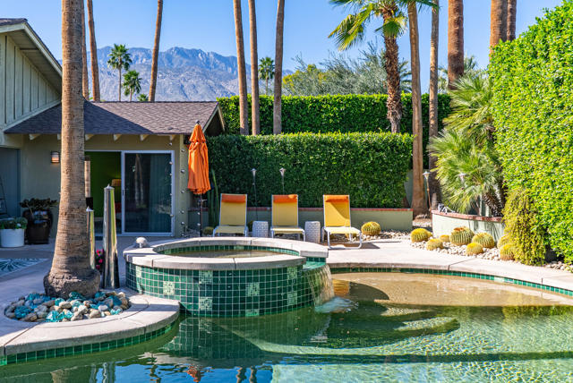 444 N Burton Way, Palm Springs CA: https://media.crmls.org/mediaz/e8292ee3-dc07-4e7c-9603-104efe7b457b.jpg