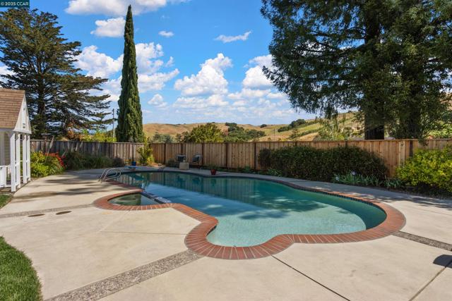 59 Shuey Dr, Moraga CA: https://media.crmls.org/mediaz/e829a62d-7b95-4995-9a1f-4b1c07ff3b5f.jpg