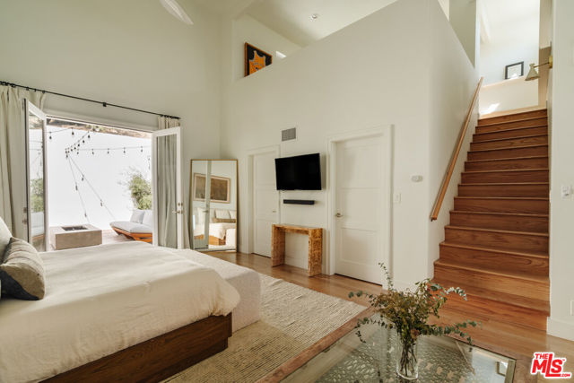 2261 Vasanta Way, Los Angeles CA: https://media.crmls.org/mediaz/e82a5523-5437-47c5-ae75-d2c8c6e990c2.jpg