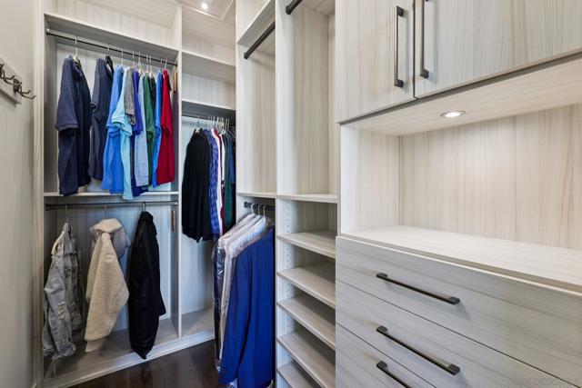 800 The Mark Ln, San Diego CA: https://media.crmls.org/mediaz/e82a8c1b-79c4-45e6-828b-c8e31df6886f.jpg