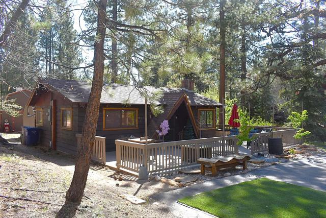 40123 Hillcrest Drive, Big Bear CA: https://media.crmls.org/mediaz/e82b60f8-2169-4b98-b606-e49cc7bfd19b.jpg