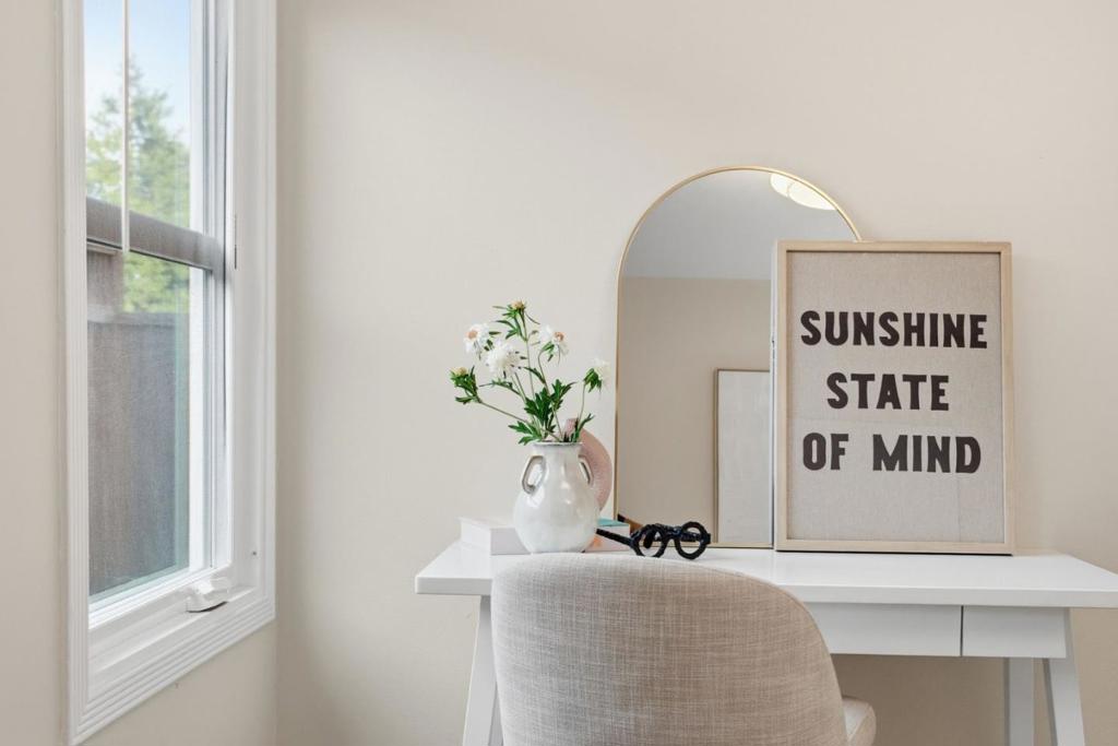 https://media.crmls.org/mediaz/e82b61af-670a-46bc-a6c3-107a7096a83f.jpg?preset=X-Large