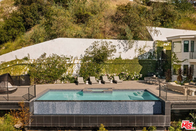 3820 Knobhill Drive, Sherman Oaks CA: https://media.crmls.org/mediaz/e82c18bf-7ac1-40ba-bef5-d4c2113de69e.jpg