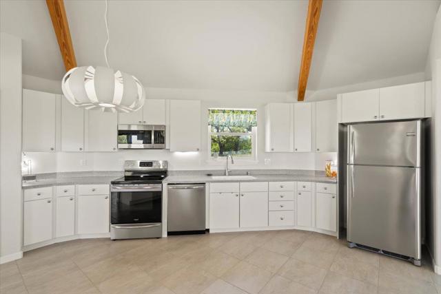 22500 Pacheco Pass Hwy,  CA: https://media.crmls.org/mediaz/e82c19da-6ad0-4870-bef7-af116bf4909e.jpg