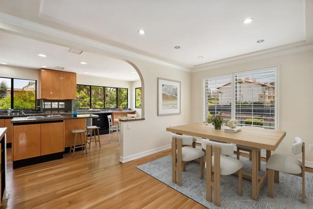 3946 La Jolla Village Dr, La Jolla CA: https://media.crmls.org/mediaz/e82c897d-e0b5-4d06-aaba-12967d435a9b.jpg