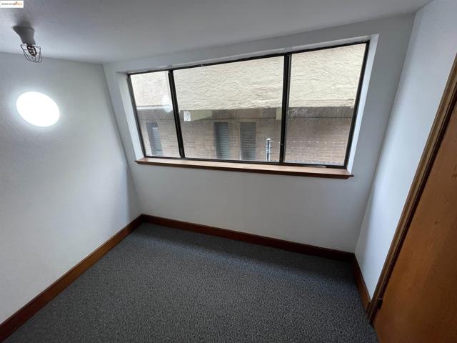 290 Park View Terrace, Oakland CA: https://media.crmls.org/mediaz/e82d7aac-820e-4131-880e-45a073b6f5a5.jpg
