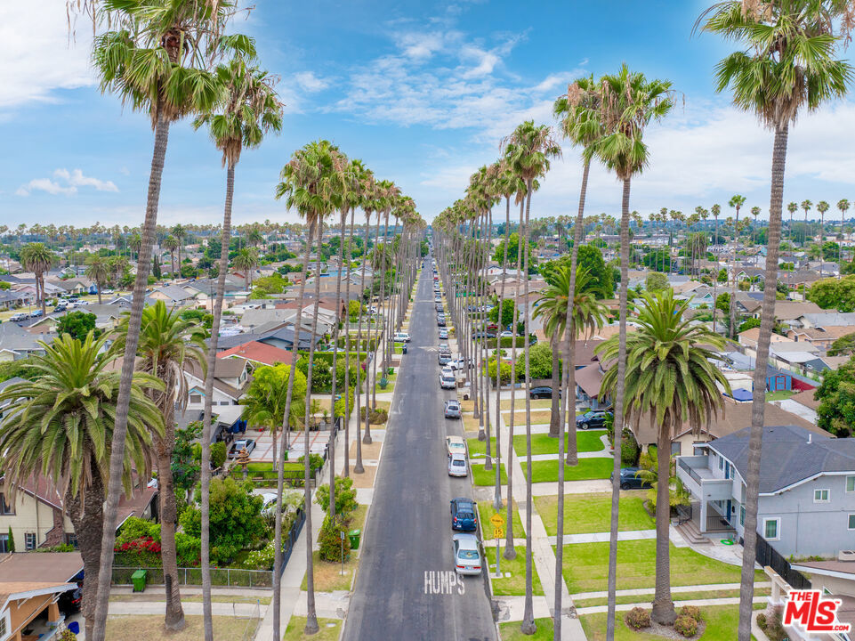 https://media.crmls.org/mediaz/e82db1bb-5f78-4195-acfd-5b7134b4d7e9.jpg?preset=X-Large