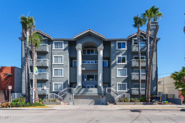 10925 Blix Street, Toluca Lake CA: https://media.crmls.org/mediaz/e82dcd27-eccf-4c50-b800-9a58811193a4.jpg