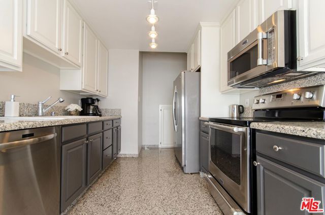 18065 Coastline Drive, Malibu CA: https://media.crmls.org/mediaz/e82de8e5-ad4a-4903-8286-44d5a490bf2e.jpg