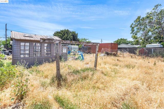 832 W 11Th St, Antioch CA: https://media.crmls.org/mediaz/e82def58-580a-42bb-850f-d97465a0c4c2.jpg