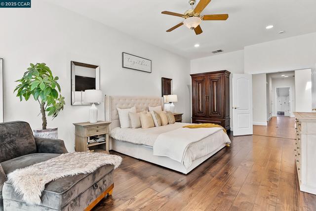 2058 Marazzani Dr, Martinez CA: https://media.crmls.org/mediaz/e82e3100-110a-4188-91c0-7488d803daeb.jpg