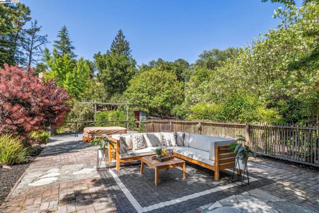 3296 Walnut Ln, Lafayette CA: https://media.crmls.org/mediaz/e82e55d0-c2a6-4ec3-abb1-1e5ed726fb53.jpg