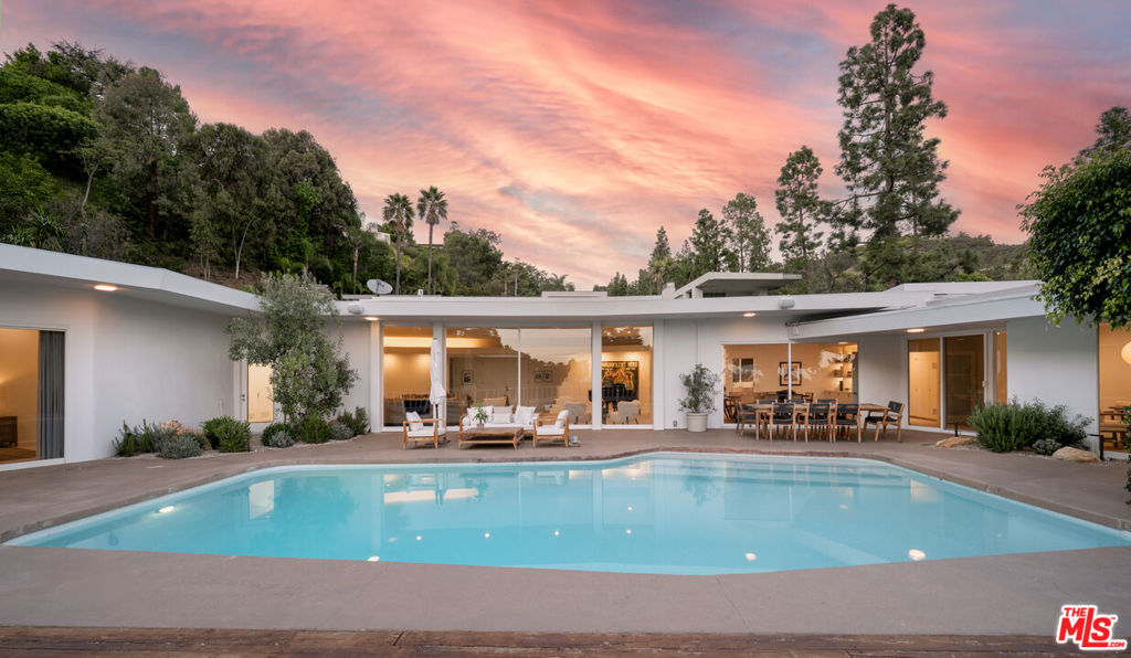 1121 Loma Vista Drive