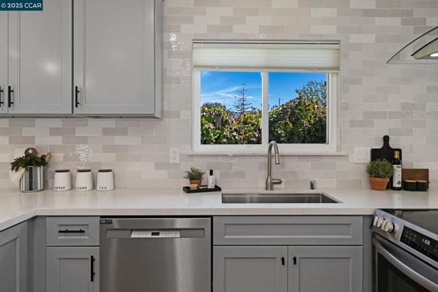 1933 Oak Park Blvd, Pleasant Hill CA: https://media.crmls.org/mediaz/e82f110c-b6aa-4ea2-b460-b847c0a9095e.jpg