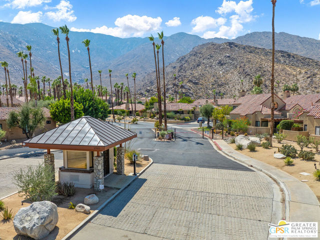 2910 Cervantes Court, Palm Springs CA: https://media.crmls.org/mediaz/e82f2ef6-0f9b-4b95-9269-5451ebbeafb7.jpg