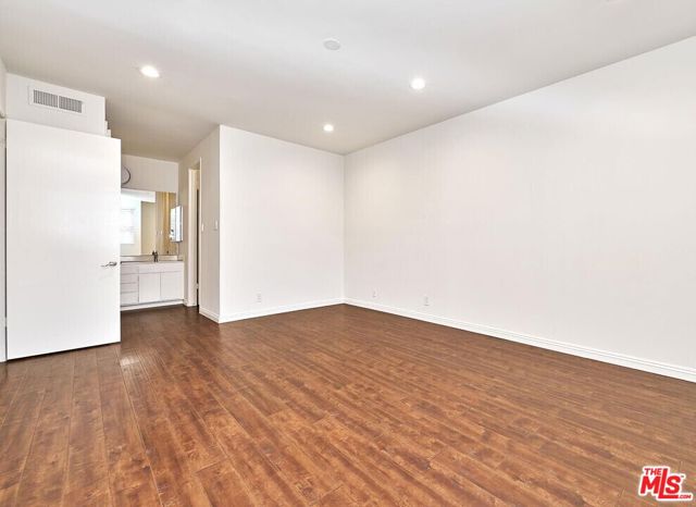 3315 Griffith Park Boulevard, Los Angeles CA: https://media.crmls.org/mediaz/e82f4ba5-f2ea-44d9-9d5d-52127562543f.jpg