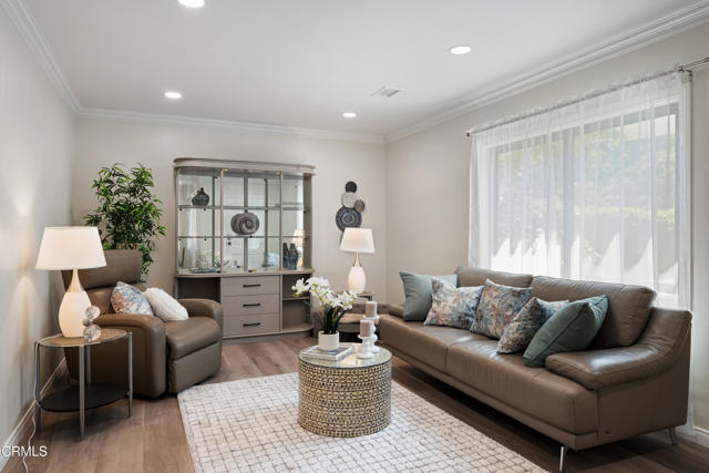 4428 Oakwood Avenue, La Canada Flintridge CA: https://media.crmls.org/mediaz/e82f5e12-1d05-4257-80f3-3c6867a15f1c.jpg