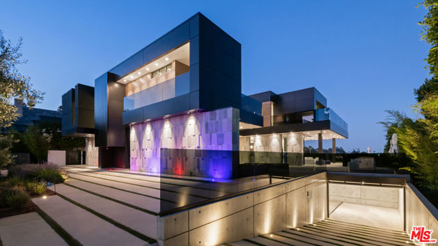 1140 Summit Drive, Beverly Hills CA: https://media.crmls.org/mediaz/e82f7384-c267-4110-abd8-2205c8e398ab.jpg