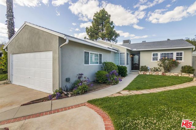 5332 Goodland Avenue, Valley Village CA: https://media.crmls.org/mediaz/e82fcab1-e390-4a5b-8351-fa6fcd98585d.jpg