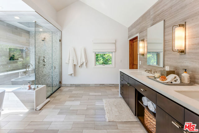1009 Jeannette Avenue, Thousand Oaks CA: https://media.crmls.org/mediaz/e82fea83-6d24-4eb3-a8dc-e74278fe7f5d.jpg