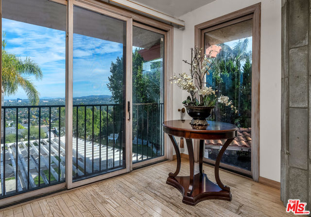 6024 Woodland View Drive, Woodland Hills CA: https://media.crmls.org/mediaz/e8307b04-92fc-4e4c-8c54-01c038237ec1.jpg