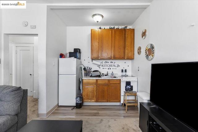 498 25th Street, Oakland CA: https://media.crmls.org/mediaz/e830ce42-b104-4bdb-ae59-0bcebd4bed83.jpg