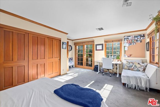 551 Westmount Drive photo 9