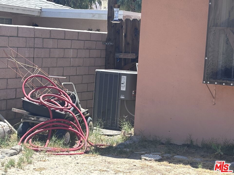 https://media.crmls.org/mediaz/e831a092-849c-4115-ab20-8749a99f4ffe.jpg?preset=X-Large