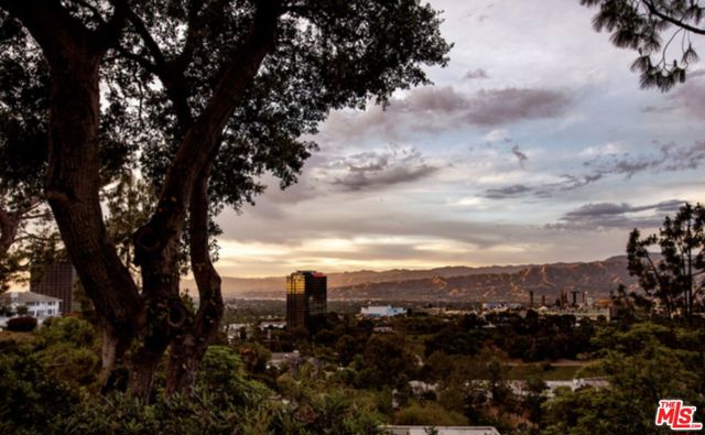 3200 Oakley Drive, Los Angeles CA: https://media.crmls.org/mediaz/e8320e81-a1e6-43d2-923a-3099d9060b35.jpg