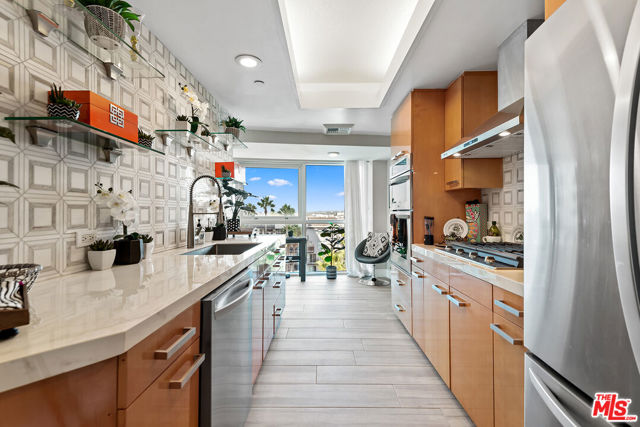 13600 Marina Pointe Drive, Marina del Rey CA: https://media.crmls.org/mediaz/e83241e1-eddc-4665-ac2a-160ec6ddbfbc.jpg
