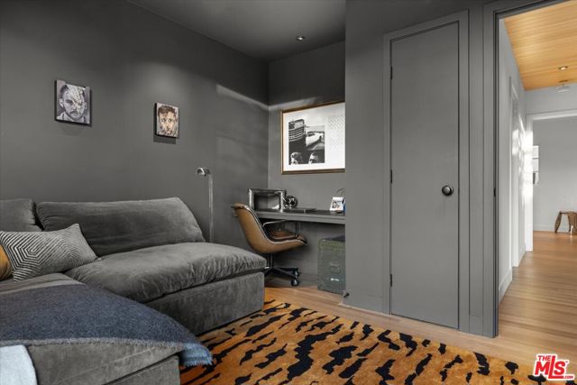 4934 La Roda Avenue, Los Angeles CA: https://media.crmls.org/mediaz/e8332511-558c-4e14-9568-390dc4aa58f1.jpg