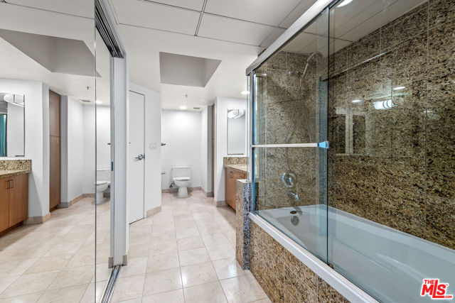 13700 Marina Pointe Drive, Marina del Rey CA: https://media.crmls.org/mediaz/e8337b17-a73c-404f-80f6-9ba7370b7d9b.jpg