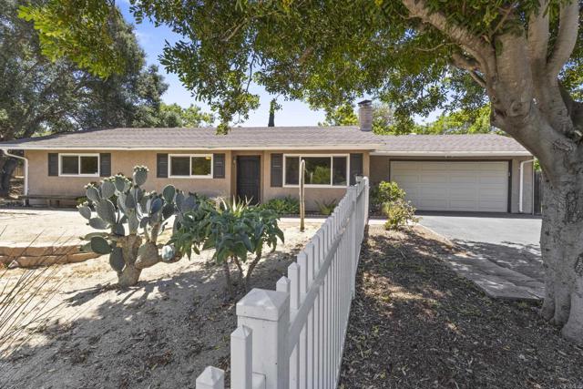 1471 Rock Springs, Escondido CA: https://media.crmls.org/mediaz/e8340eba-76de-47a1-a1f1-09102a52dd44.jpg