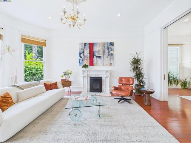 1709 Myrtle St, Oakland CA: https://media.crmls.org/mediaz/e835da76-cb4f-413c-ad5b-0b68f436b71d.jpg