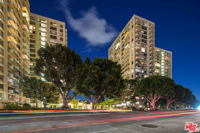 2170 Century Park East,  CA: https://media.crmls.org/mediaz/e835e550-b647-430f-a77f-71b9cba9c695.jpg