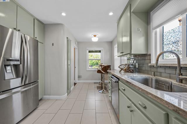 297 Lorraine Blvd, San Leandro CA: https://media.crmls.org/mediaz/e8370708-eea4-43ab-90e8-b6c0b1b44949.jpg