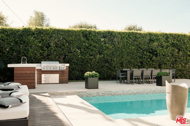 4049 Coldwater Canyon Avenue, Studio City CA: https://media.crmls.org/mediaz/e8394602-a04d-4f57-a498-916e4741d2e1.jpg