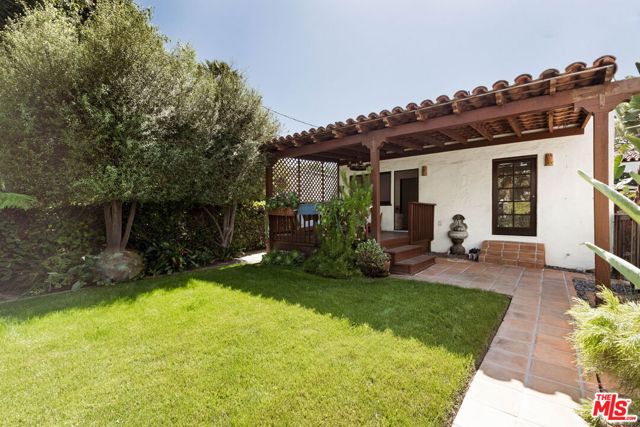 112 N Valley Street, Burbank CA: https://media.crmls.org/mediaz/e83a77fc-0eae-4007-b13c-42a81020f049.jpg