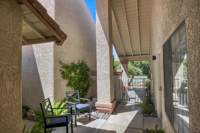 42740 Sand Dune Drive, Palm Desert CA: https://media.crmls.org/mediaz/e83af250-71e5-4f10-a4ad-7afdca1f5178.jpg