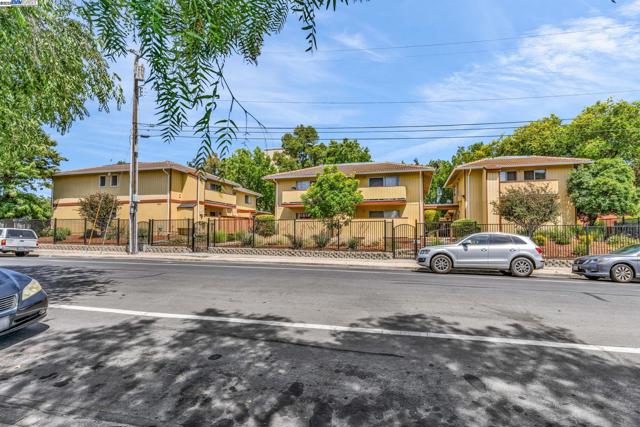 2170 Fremont St, Concord CA: https://media.crmls.org/mediaz/e83af818-565d-4e77-847d-2c94497dcc54.jpg